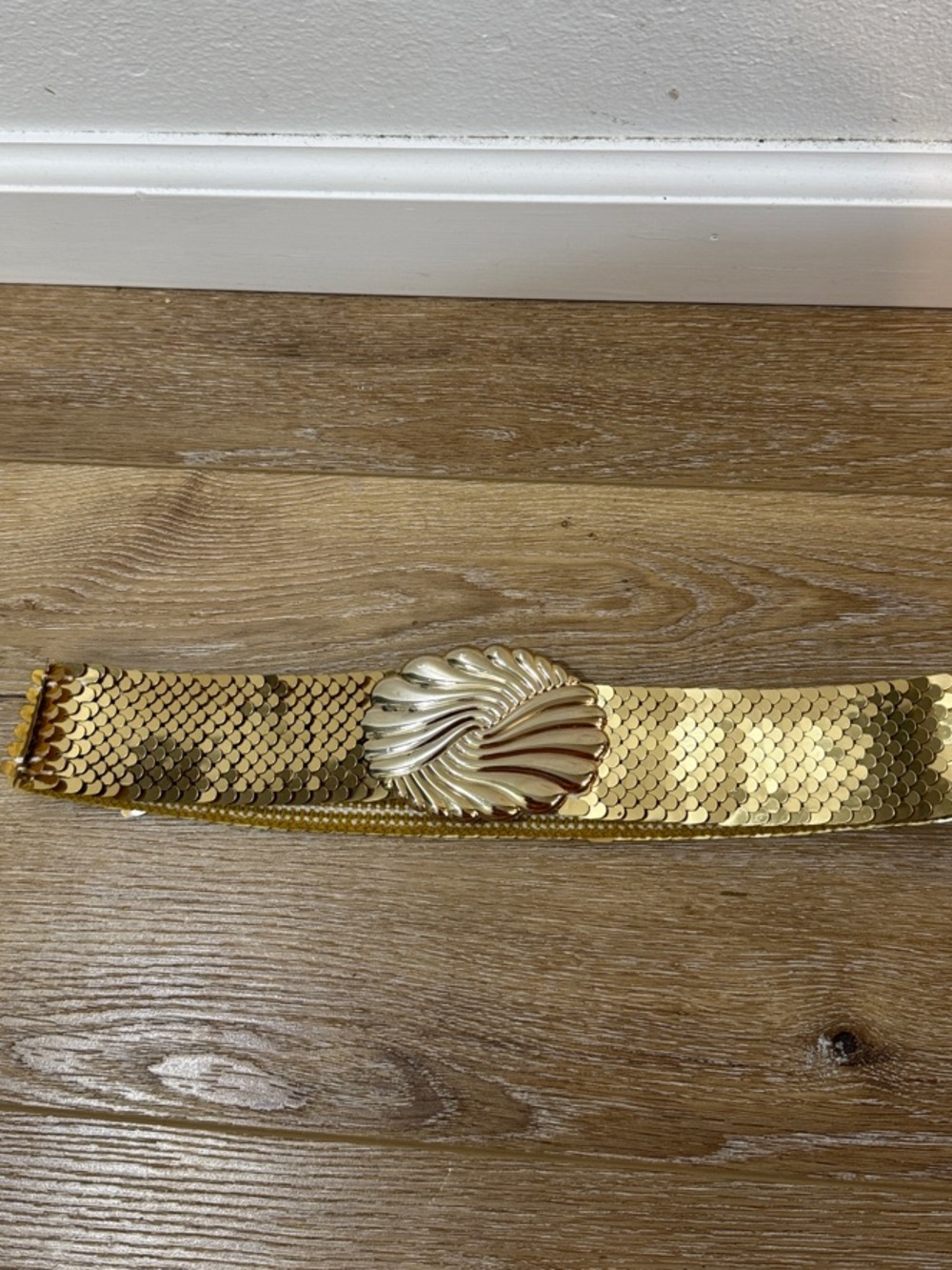 Vintage Gold Tone Metal Stretch Belt with Decorative Shell Buckle